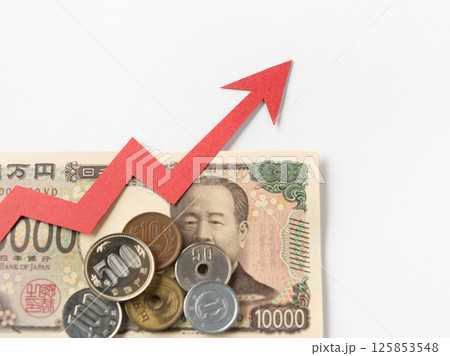 上昇矢印と現金　上昇　紙幣　上向き　値上げ　増税　新札 125853548