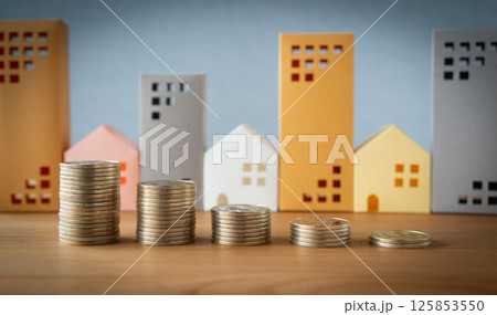 並んだ硬貨と不動産　資産の逓減　減価償却費　償却資産　法定耐用年数 125853550