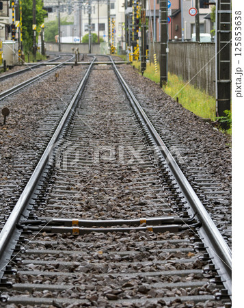 雨に濡れた鉄道の線路 雨に濡れた鉄道の線路 125853638
