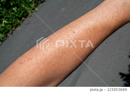 日焼けする40代男性の腕 125853689