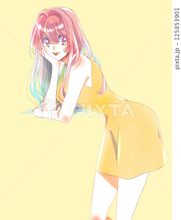 頬杖をつくセクシーな女性 笑顔 頬杖をつくセクシーな女性 笑顔 125853901