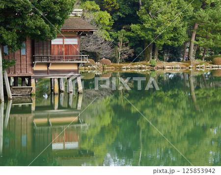 冬の兼六園の名所霞ヶ池の時雨亭の風景 冬の兼六園の名所霞ヶ池の時雨亭の風景 125853942