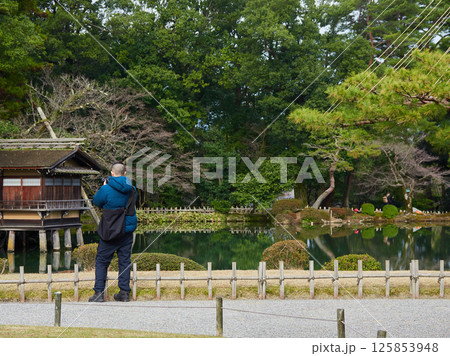 冬の兼六園の観光名所時雨亭を撮影する男性観光客の姿 冬の兼六園の観光名所時雨亭を撮影する男性観光客の姿 125853948