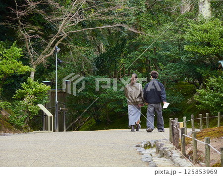 冬の兼六園の若い男女観光客の姿 冬の兼六園の若い男女観光客の姿 125853969