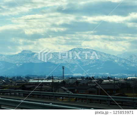 高速道路の車窓から見た富山県の雪山の風景 125853971