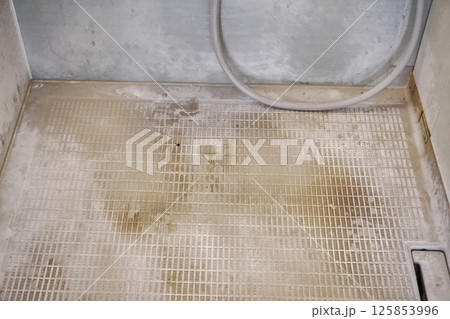 掃除前の水垢たっぷりのお風呂の床 Unit bath floor with limescale 掃除前の水垢たっぷりのお風呂の床 Unit bath floor with limescale 125853996