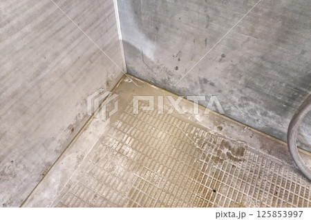 掃除前の水垢たっぷりのお風呂の床 Unit bath floor with limescale 125853997