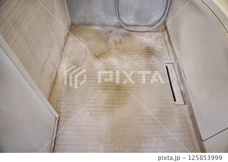 掃除前の水垢たっぷりのお風呂の床 Unit bath floor with limescale 掃除前の水垢たっぷりのお風呂の床 Unit bath floor with limescale 125853999