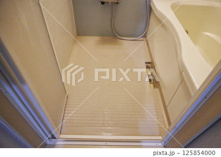 お掃除してきれいになったユニットバスお風呂の床 Clean unit bath floor 125854000