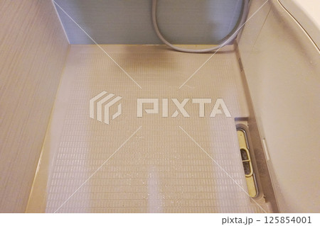 お掃除してきれいになったユニットバスお風呂の床 Clean unit bath floor お掃除してきれいになったユニットバスお風呂の床 Clean unit bath floor 125854001