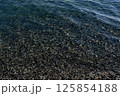 透明な海と砂利の砂浜 125854188