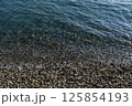 穏やかな海の砂浜 125854193