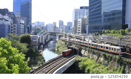 東京・御茶ノ水の聖橋から見た画面奥からJR総武線、JR中央線、東京メトロ丸ノ内線の3路線立体交差 東京・御茶ノ水の聖橋から見た画面奥からJR総武線、JR中央線、東京メトロ丸ノ内線の3路線立体交差 125854250