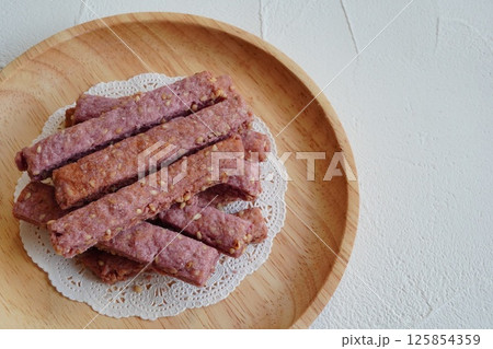 お皿に盛り付けられたラズベリー味のピンク色ステッククッキー お皿に盛り付けられたラズベリー味のピンク色ステッククッキー 125854359