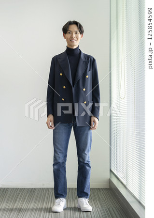 カメラ目線の30代の男性　全身 125854599
