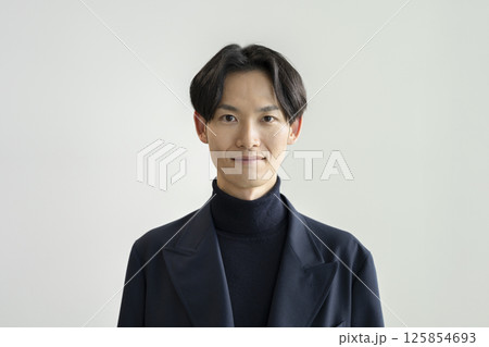 カメラ目線で微笑む30代の男性 125854693