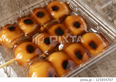 パックに入ったみたらし団子 125854707