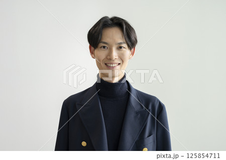 カメラ目線で笑顔の30代の男性　白バック　ポートレート 125854711