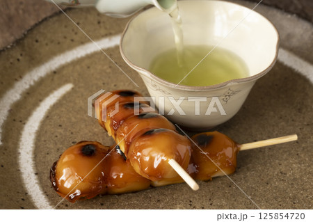 みたらし団子とお茶 自然光 みたらし団子とお茶 自然光 125854720