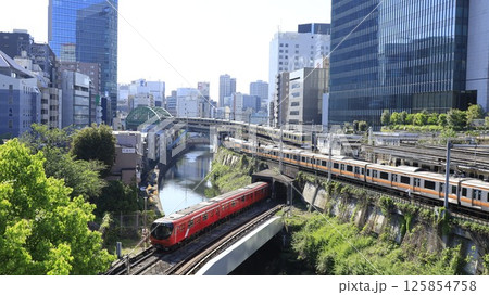 東京・御茶ノ水の聖橋から見た画面奥からJR総武線、JR中央線、東京メトロ丸ノ内線の3路線立体交差 125854758