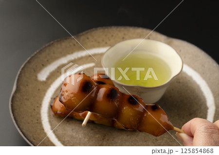 みたらし団子とお茶 みたらし団子とお茶 125854868