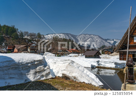 雪解けの白川郷 里山の風景 雪解けの白川郷 里山の風景 125855054