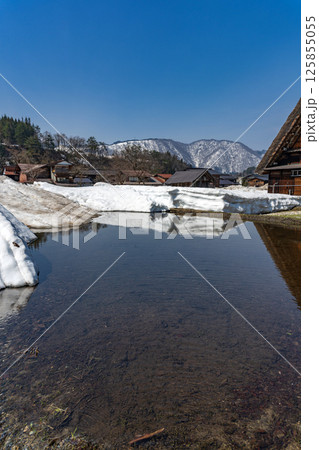雪解けの白川郷 里山の風景 雪解けの白川郷 里山の風景 125855055