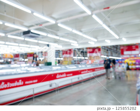 Blurred view of modern supermarket store background. Shopping in hypermarket superstore defocused bokeh light background. 125855202