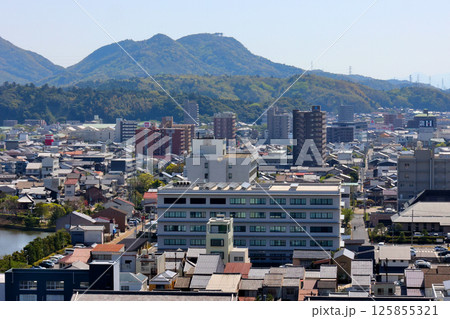 国宝松江城天守　松江市内　中心部　を望む 125855321