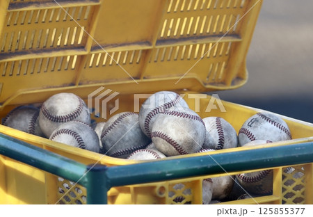 プラスチックケースに積まれた野球ボール（使用感あり） 125855377