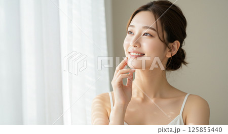 美しい髪を風になびかせる若い女性 美しい髪を風になびかせる若い女性 125855440