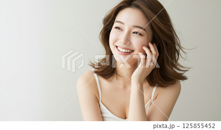 美しい髪を風になびかせる若い女性 125855452