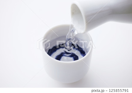 おちょこに注いだ日本酒 おちょこに注いだ日本酒 125855791