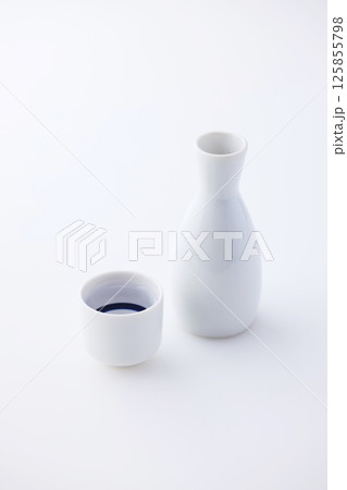 おちょこに注いだ日本酒 125855798