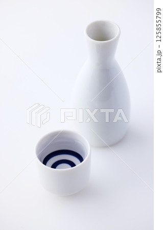 おちょこに注いだ日本酒 おちょこに注いだ日本酒 125855799