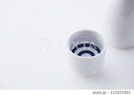 おちょこに注いだ日本酒 125855803