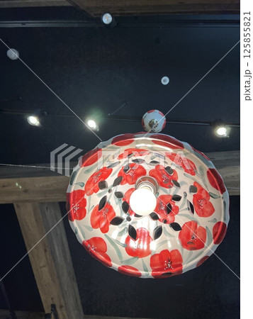 レトロな赤い椿柄の電球傘 レトロな赤い椿柄の電球傘 125855821