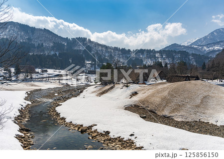 雪解けの白川郷 庄川の風景 雪解けの白川郷 庄川の風景 125856150