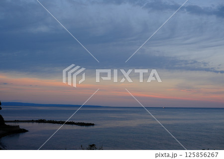 富山湾の朝焼け 125856267
