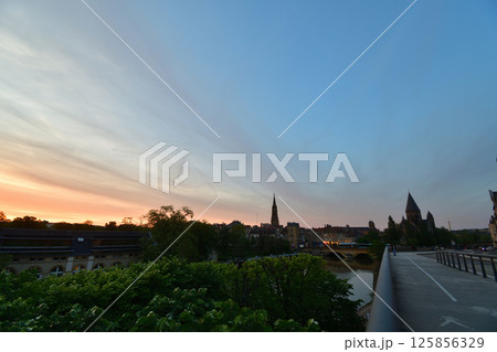フランス、メッス。夕暮れ時のメッスの街。2024年5月10日撮影。 125856329
