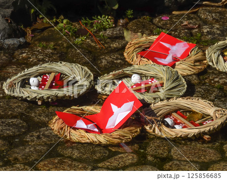 賀茂御祖神社（下鴨神社）流し雛 125856685