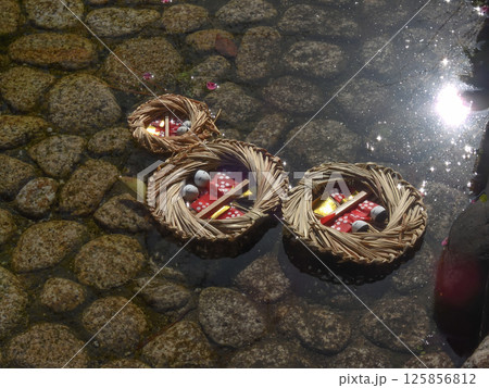 賀茂御祖神社(下鴨神社)流し雛 賀茂御祖神社(下鴨神社)流し雛 125856812
