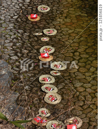 賀茂御祖神社(下鴨神社)流し雛 賀茂御祖神社(下鴨神社)流し雛 125856819