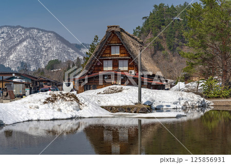 雪解けの白川郷 合掌造り 雪解けの白川郷 合掌造り 125856931