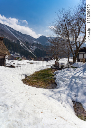 雪解けの白川郷 残雪と集落 125856970
