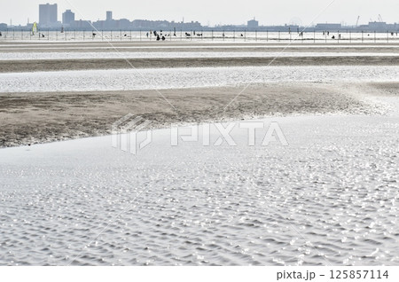 遠浅の海岸をモチーフにした背景素材 遠浅の海岸をモチーフにした背景素材 125857114