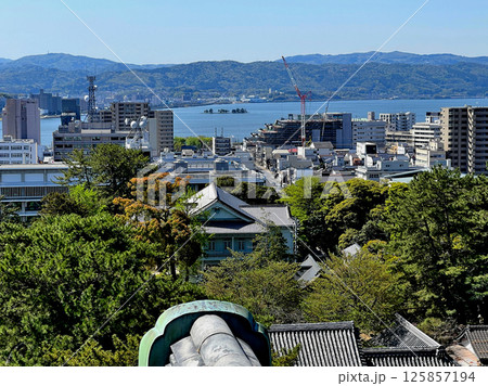国宝松江城天守 より 松江市内 中心部 宍道湖 嫁ヶ島を望む 国宝松江城天守 より 松江市内 中心部 宍道湖 嫁ヶ島を望む 125857194