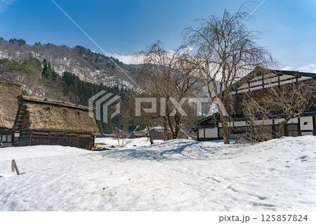 雪解けの白川郷 残雪の中の集落 雪解けの白川郷 残雪の中の集落 125857824