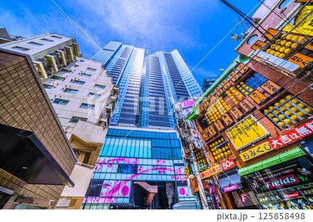日本の東京都市景観 5月。渋谷サクラステージSHIBUYAタワーなどを望む 日本の東京都市景観 5月。渋谷サクラステージSHIBUYAタワーなどを望む 125858498