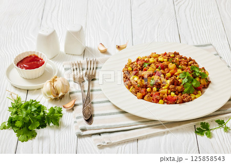 ground beef stew of potatoes and chopped tomatoes 125858543